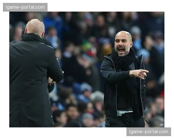 英超花絮：大雨中教练席顶棚漏水，瓜迪奥拉与助教共用一把伞