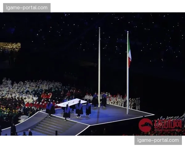 圣西罗看台罕见一幕：米兰球迷为客队国米加油助威